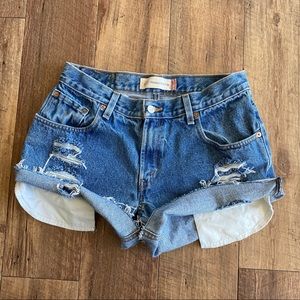 Vintage Levi’s 550 distressed jean shorts size 8